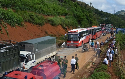 Tắc đường nghiêm trọng dài hơn 2km dưới chân đèo Sơn La