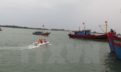Cứu 10 ngư dân bị nạn trên biển Bạch Long Vĩ - Hải Phòng 