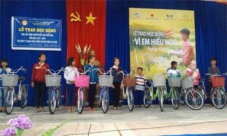 Tặng xe đạp và học bổng cho học sinh nghèo