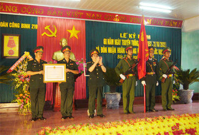 Đón nhận Huân chương Bảo vệ Tổ quốc hạng nhất