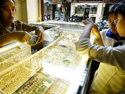 Giá vàng vượt qua mốc 42,3 triệu đồng mỗi lượng