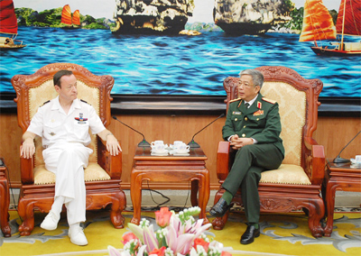 Thượng tướng Nguyễn Chí Vịnh tiếp Tùy viên Quốc phòng Pháp