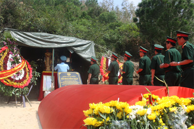 Hàng vạn người đến Vũng Chùa viếng Đại tướng Võ Nguyên Giáp 