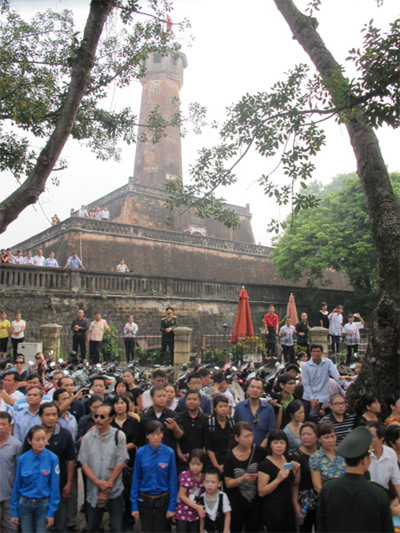 Dòng người trao gửi