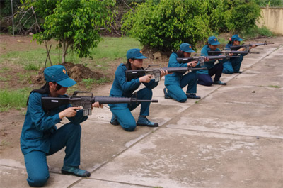 Tiểu đội dân quân nữ làm công tác dân vận 