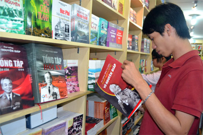 Nhiều độc giả mua sách về Đại tướng Võ Nguyên Giáp