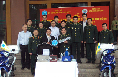 Bàn giao 30 xe máy chuyên dùng cho các phòng khám quân dân y
