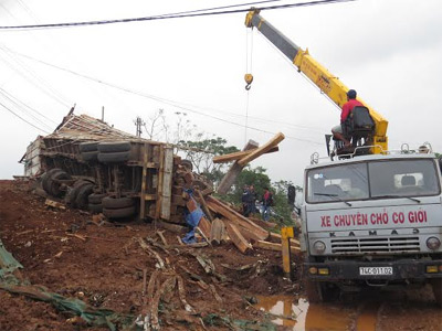 Lật xe tải chở hơn 100 tấn gỗ