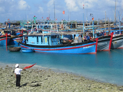 Bộ đội Hải quân giúp ngư dân tránh bão