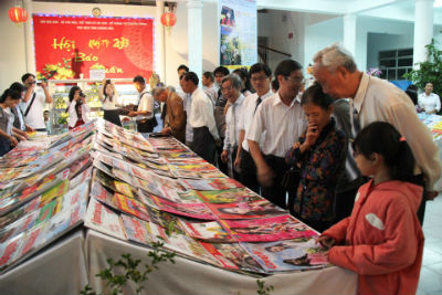 Gửi tặng quân và dân huyện đảo Trường Sa gần 2.000 tờ báo Xuân 