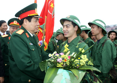 Thanh niên Thủ đô hăng hái lên đường nhập ngũ