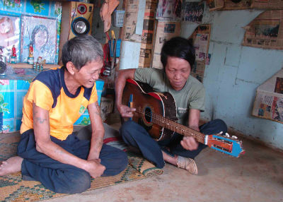 Tiếng đàn, lời ca của hai anh em nghệ sĩ cùi