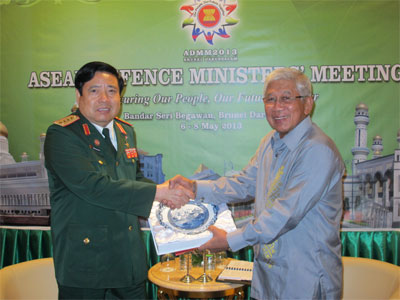 Đại tướng Phùng Quang Thanh gặp song phương Bộ trưởng Năng lượng Bru-nây và Bộ trưởng Quốc phòng Phi-líp-pin