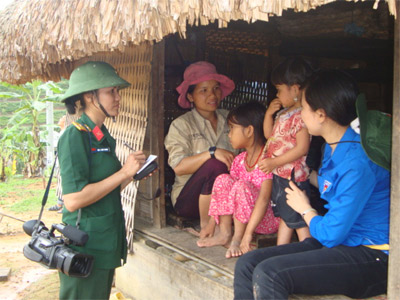 Nữ phóng viên mẫn cán