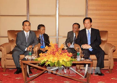 Thủ tướng Nguyễn Tấn Dũng hội kiến Thủ tướng Lào Thoong-xỉnh Thăm-mạ-vông