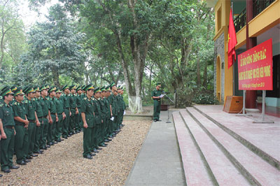 Tổ chức cho các học viên tốt nghiệp xuất sắc báo công Bác Hồ