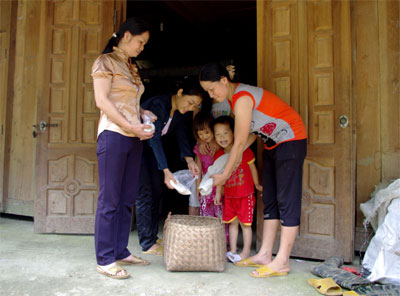 Chắt chiu từng hạt gạo giúp nhau