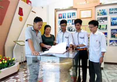 Chuyện hai “thủ lĩnh” cùng đỗ Thủ khoa và thầy giáo trẻ