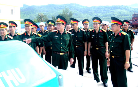 Thượng tướng Nguyễn Thành Cung kiểm tra Tổng Công ty Sông Thu và Bộ Tư lệnh Vùng 3 Hải quân 