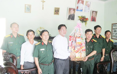 Sư đoàn 5 (Quân khu 7) tặng quà cán bộ, chiến sĩ và đồng bào công giáo nghèo
