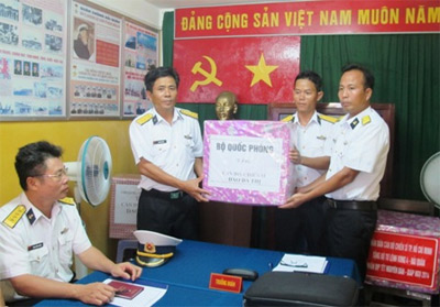 Quà Tết đến đảo chìm Đá Thị