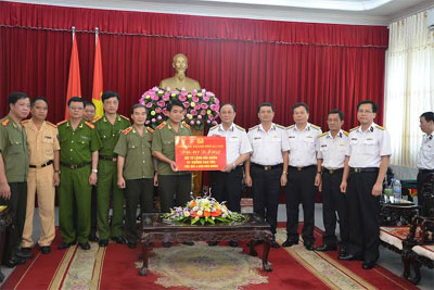 Công an TP Hà Nội tặng bộ đội Trường Sa xuồng cao tốc