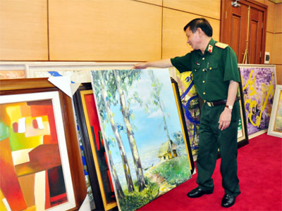 Vẽ tranh, triển lãm gây quỹ giúp học trò nghèo