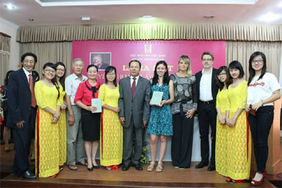 Nhà ngoại giao đam mê dịch thơ