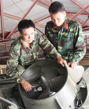 Người lái ca-nô có “nghề” cơ khí 