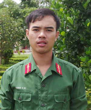 Chung A Di cứu người giữa dòng nước xiết