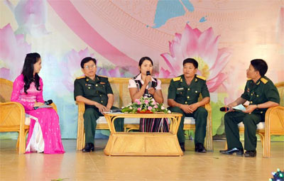Nhân rộng điển hình tiên tiến, đẩy mạnh thi đua sản xuất, củng cố quốc phòng