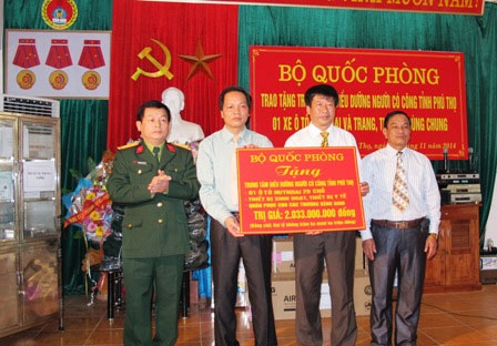 Trao trang thiết bị tặng Trung tâm Điều dưỡng Người có công tỉnh Phú Thọ