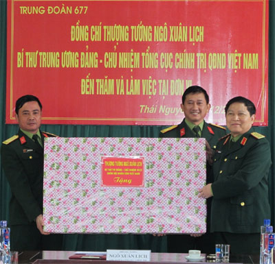 Thượng tướng Ngô Xuân Lịch thăm và làm việc tại Trung đoàn 677