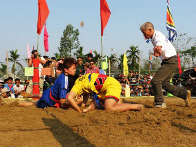 Con gái cũng đấu hội vật làng
