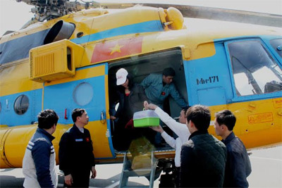 Hoàn thành tốt nhiệm vụ bay đưa y, bác sĩ lên Lai châu cứu giúp người gặp nạn  