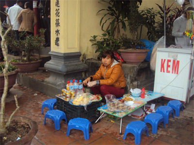 Không để hàng quán tràn vào chùa Đậu