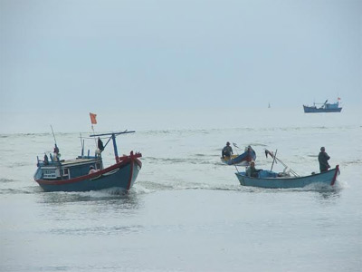 Ngư dân Phú Yên mở cửa biển đầu năm