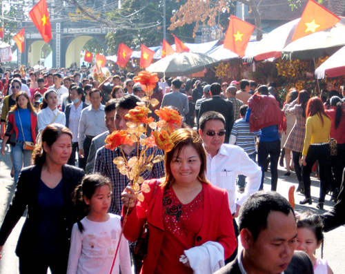 Phủ Tây Hồ: Việc dùng tiền lẻ đặt lễ đã giảm rõ rệt