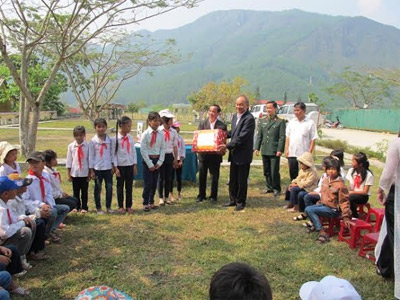 Ban chỉ đạo 504 thăm tặng quà nạn nhân bom mìn tại Thừa Thiên-Huế
