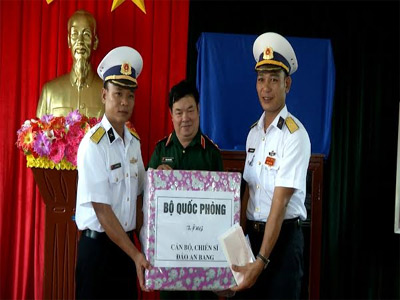 Kiểm tra, thăm, tặng quà huyện đảo Trường Sa và khu vực Ba Kè, nhà giàn DK1