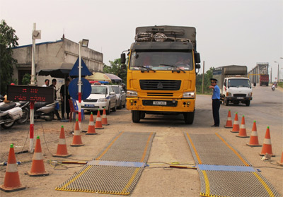 Không quyết liệt, khó ngăn được xe quá tải phá đường