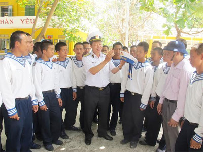 Kết thúc chuyến thăm, tặng quà huyện đảo Trường Sa và Nhà giàn DK1