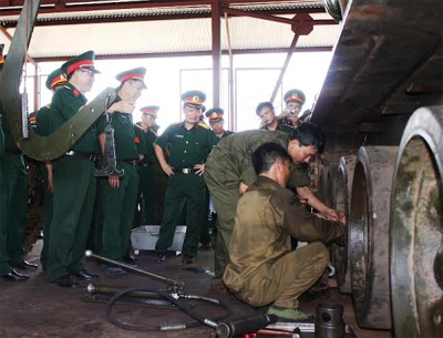 Tổng cục Kỹ thuật kiểm tra toàn diện công tác kỹ thuật Lữ đoàn xe tăng 215