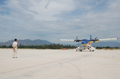 Bàn giao và ra mắt Phi đội DHC-6