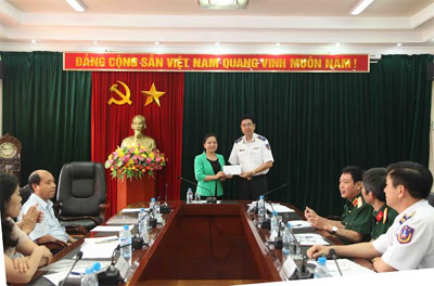 Ban Thi đua-Khen thưởng Trung ương tặng quà lực lượng Cảnh sát biển Việt Nam