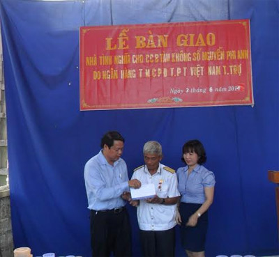 Bàn giao và khánh thành nhà tình nghĩa cho cựu chiến binh Đoàn tàu Không số Nguyễn Phi Anh