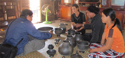 Làng gốm bên hồ Lắc