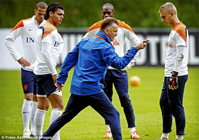 HLV Van Gan: “Ở World Cup 2014, càng đá nhanh càng dễ thất bại”