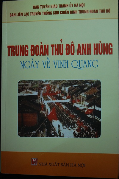 Đọc sách “Trung đoàn Thủ Đô anh hùng - Ngày về vinh quang”