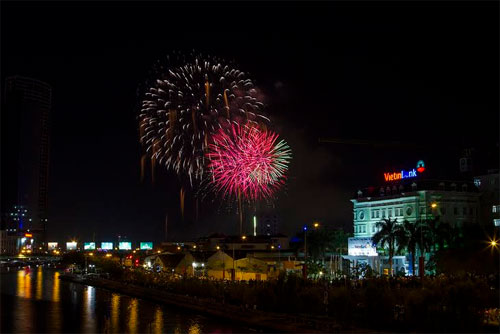 Lung linh pháo hoa chào mừng Quốc khánh 2-9
